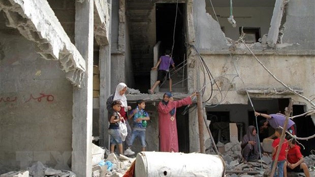 Des Palestiniens retournent dans leurs maisons détruites par des frappes aériennes israéliennes dans la ville de Beit Hanoun, dans la bande de Gaza, lorsque le cessez-le-feu est entré en vigueur, le 21 mai. Photo : Xinhua/VNA.