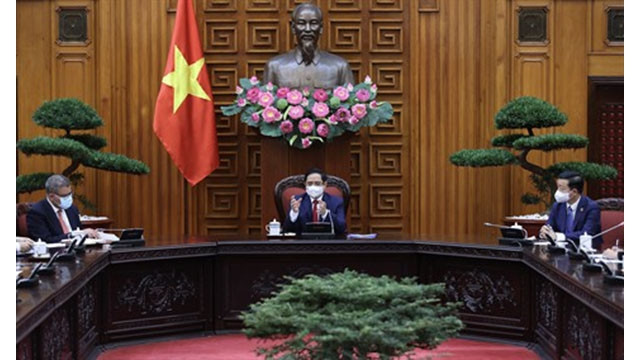 La réception à Hanoï du président de la COP 26 Alok Sharma par le Premier ministre Pham Minh Chinh. Photo : VNA.