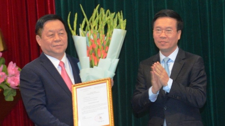 Le nouveau chef de la Commission de la Propagande et de l'Éducation du Comité central du PCV, Nguyên Trong Nghia, (à gauche) et son prédécesseur Vo Van Thuong. Photo : NDEL.