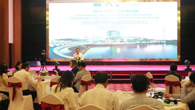 Atelier intitulé « Formation sur l’adaptation au changement climatique : objectif l’environnement, l’évaluation des risques et la planification ». Photo : thoidai.com.vn
