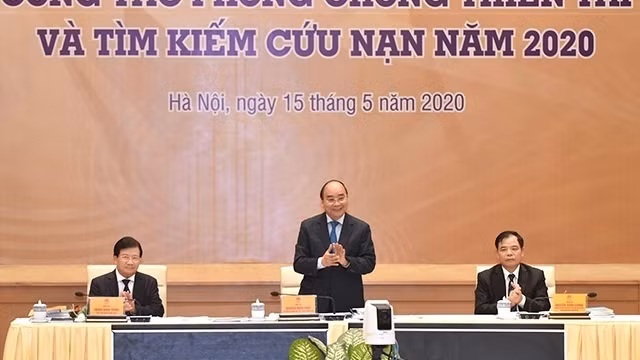 Le Premier ministre Nguyên Xuân Phuc (debout) lors de la conférence. Photo : NDEL.