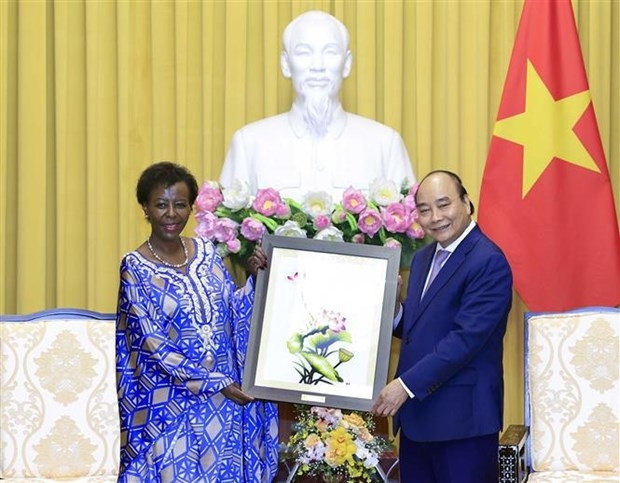 Le Président Nguyen Xuan Phuc offre un cadeau à la secrétaire générale de l'Organisation internationale de la Francophonie (OIF), Louise Mushikiwabo. Photo : VNA