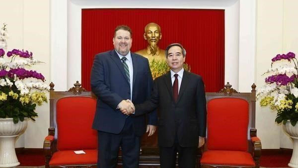 Nguyên Van Binh, président de la Commission de l’Économie du CC du PCV (à droite) et David Stone, directeur général d'AES en charge du marché vietnamien. Photo : VNA.