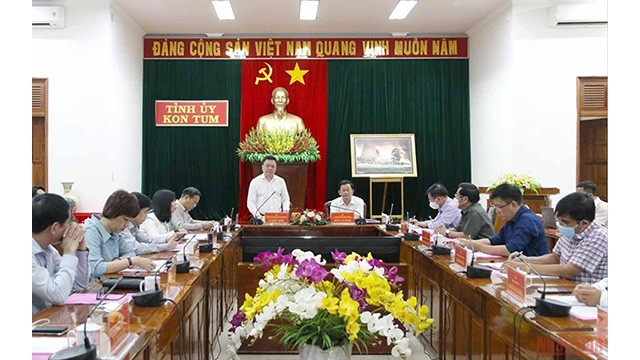  Une délégation du Journal Nhân Dân en visite de travail à Kon Tum. Photo : NDEL