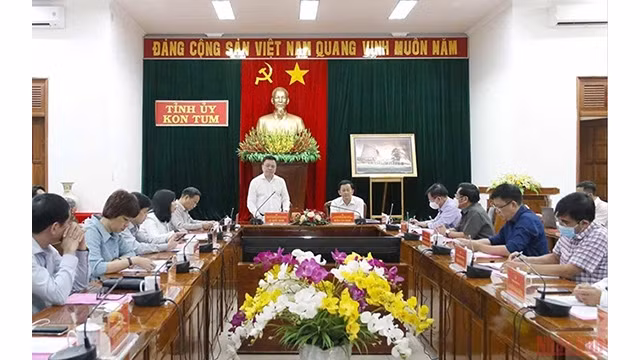  Une délégation du Journal Nhân Dân en visite de travail à Kon Tum. Photo : NDEL