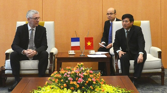 Le vice-président du Comité populaire de la ville de Hanoi, Nguyên Van Quy (à droite), et maire adjoint de la ville française de Toulouse, Jean Claude Dardelet. Photo : kinhtedothi.vn.