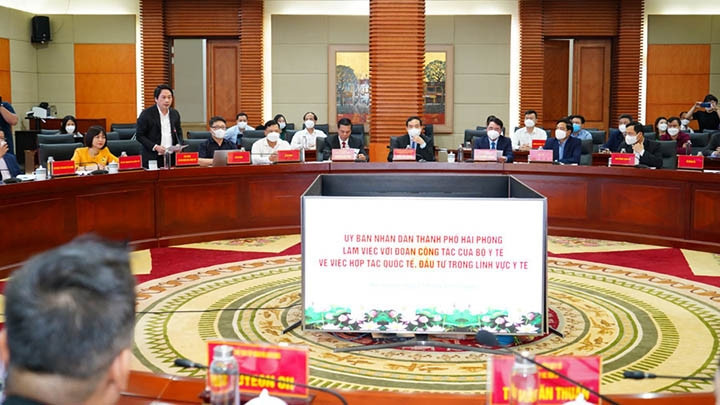 La séance de travail entre les parties concernées. Photo : thanhphohaiphong.gov.vn