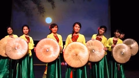 La danse traditionnelle avec des chapeaux plats. Photo: UEVL.