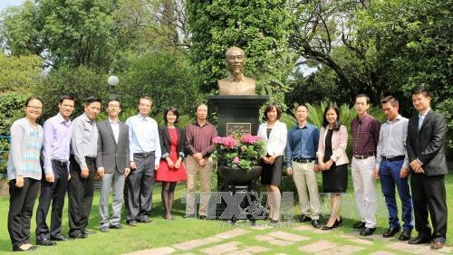 L’offrande de fleurs en l'hommage du Président Hô Chi Minh. Photo: VNA.