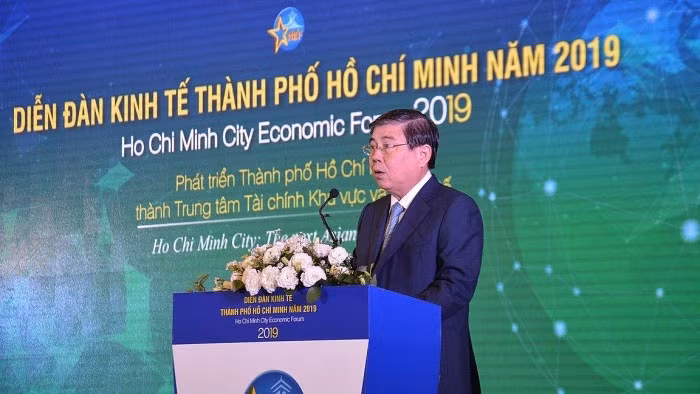 Le président du Comité populaire municipal,Nguyên Thành Phong, prononce un discours d'ouverture du Forum économique de Hô Chi Minh-Ville 2019. Photo : BQT.