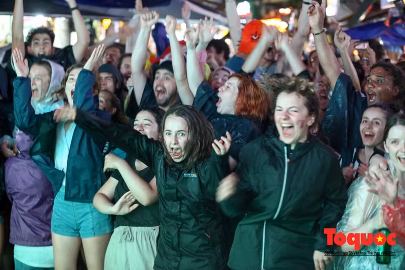 Sous la pluie, les fans ont applaudi l’équipe de France qui a décroché sa deuxième étoile après 20 ans. Photo : toquoc.