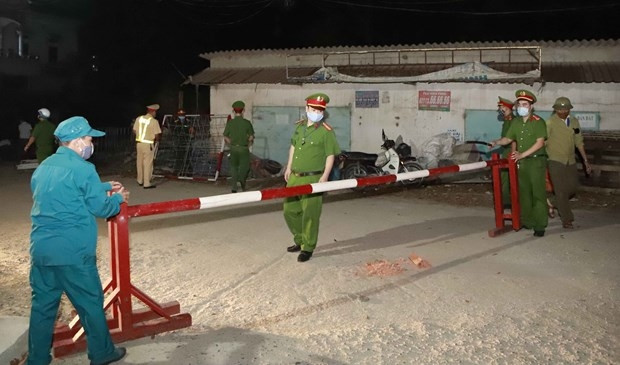 Les forces compétentes ont installé un poste de contrôle dans le village de Bao Vân 1, commune de Dông Van, district de Yên Lac, province de Vinh Phuc. Photo: VNA.