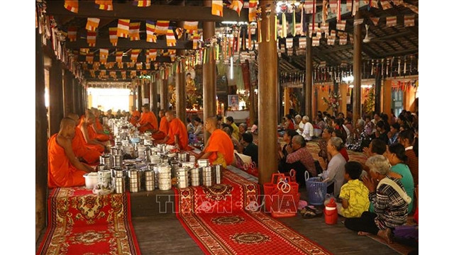 Des fidèles bouddhistes fêtent le Chol Chnam Thmay à la pagode Khleang à Soc Trang. Photo : VNA.