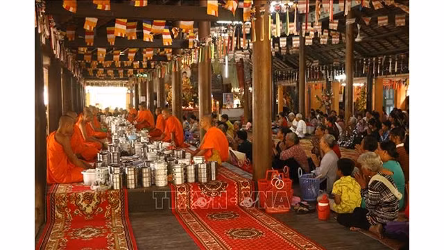 Des fidèles bouddhistes fêtent le Chol Chnam Thmay à la pagode Khleang à Soc Trang. Photo : VNA.