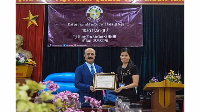 L'ambassadeur de l'État du Qatar au Vietnam, Mohammed Ismail Al-Emadi, remet des cadeaux, d'une valeur totale de 100 millions de dông aux centres de protection sociale 3. Photo : thoidai.com.vn
