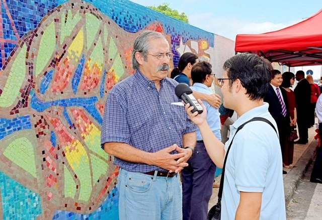 Le peintre chilien, Alejandro Mono Gonzalez lors de la cérémonie d'inauguration. Photo : NDEL.