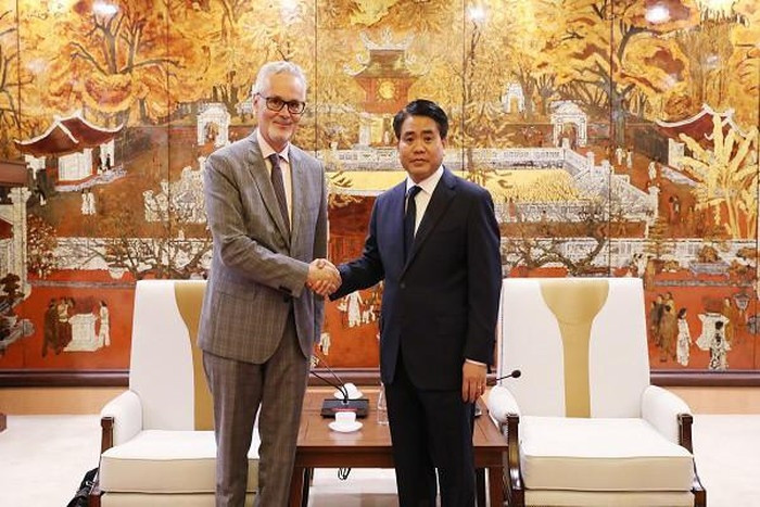 Le président du Comité populaire de Hanoi Nguyên Duc Chung (à droite) et l’ambassadeur d’Allemagne au Vietnam Guido Hildner. Photo : ANTĐ.