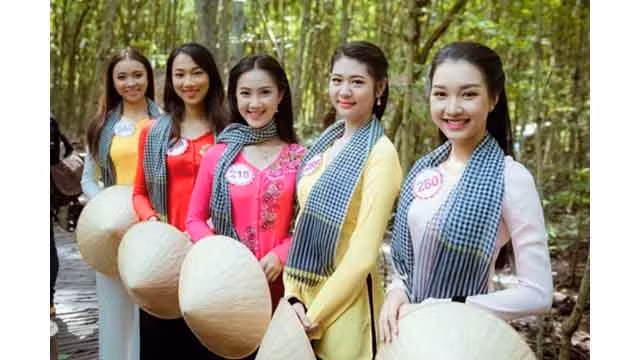 La représentation du « ao bà ba », vêtement traditionnel des femmes du delta du Mékong au concours « Les belles du pays des cocotiers ». Photo: Journal Dai Doàn Kêt