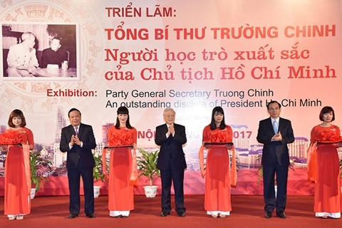 Le vernissage de l'exposition «Secrétaire général Truong Chinh - un excellent disciple du Président Hô Chi Minh». Photo: NDEL.