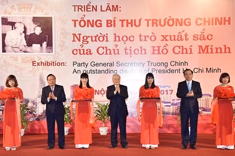 Le vernissage de l'exposition «Secrétaire général Truong Chinh - un excellent disciple du Président Hô Chi Minh». Photo: NDEL.