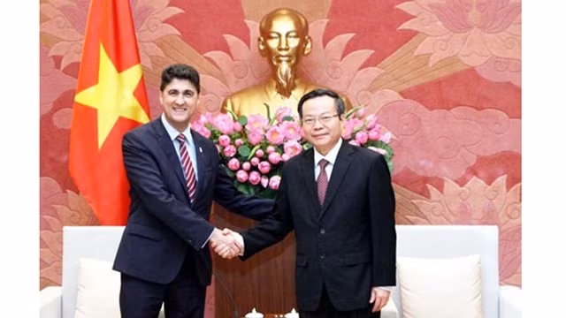 Le Vice-Président de l’AN Phùng Quôc Hiên (à droite) et le PDG de Coca-Cola Vietnam, Sanket Ray. Photo : VNA.