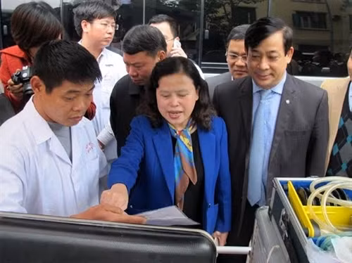 La vice-ministre de la Santé inspecte la disposition des services des soins de santé des délégués du Congrès. Photo: qdnd.vn.