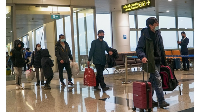 Deuxième vol de rapatriement de Vietnamiens évacués de l’Ukraine a atterri à Hanoï. Photo : VNA.