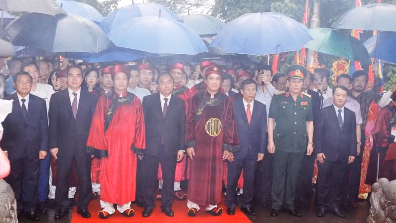 Le Premier ministre Nguyên Xuân Phuc, en compagnie des délégués des ressorts central et local, sont allés le 25 avril, déposer des gerbes de fleurs et offrir de l’encens au Temple des rois Hùng. Photo : VOV.