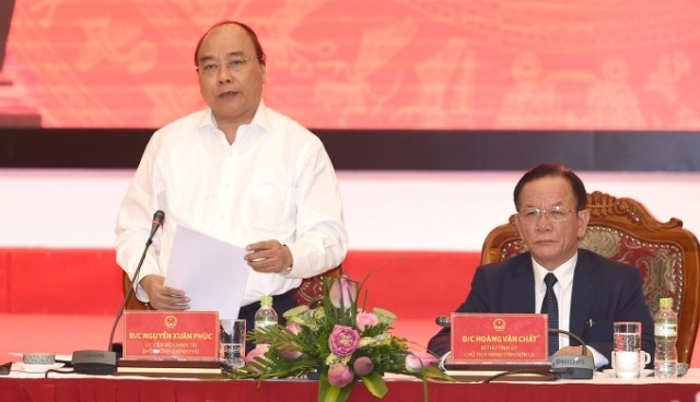 Le Premier ministre Nguyên Xuân Phuc (à gauche, debout) prend la parole lors de la séance de travail avec les dirigeants de la province montagneuse du Nord de Son La, le 17 juillet. Photo: phapluatplus.vn.