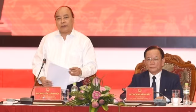 Le Premier ministre Nguyên Xuân Phuc (à gauche, debout) prend la parole lors de la séance de travail avec les dirigeants de la province montagneuse du Nord de Son La, le 17 juillet. Photo: phapluatplus.vn.