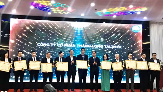 Cérémonie de remise des certificats de titre de « Produit industriel phare de Hanoi». Photo : hanoimoi.com.vn.