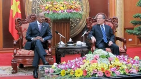 Le Président de l’AN Nguyên Sinh Hùng reçoit le secrétaire général adjoint de l’ONU. Photo: VNA.