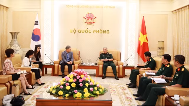 Le vice-ministre vietnamien de la Défense Nguyên Chi Vinh reçoit le 22 juillet à Hanoi, Cho Han-Deog, le nouveau directeur de la KOICA au Vietnam. Photo : VNA.