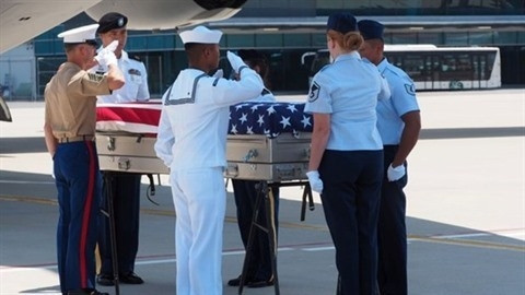 Une cérémonie de rapatriement des restes de soldats américains portés disparus pendant la guerre au Vietnam, en septembre 2019, à Dà Nang. Photo : VNA.