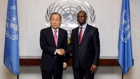 Le nouveau Représentant permanent de l’OIF, Paul Robert Tiendrébéogo (à droite), et le Secrétaire général de l’ONU, Ban Ki-moon. Photo: OIF.