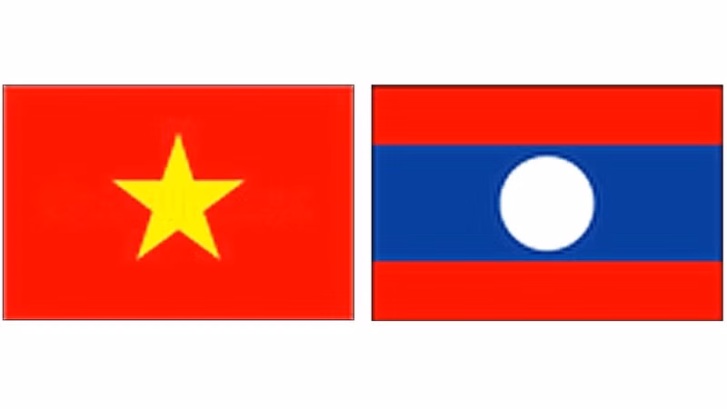 Les drapeaux du Vietnam et du Laos. Photo: NDEL.