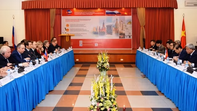 Vue générale de la table ronde. Photo: Minh Duy/NDEL.