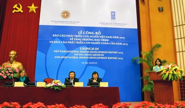 Cérémonie de publication du Rapport sur le développement humain du Vietnam et le Rapport mondial sur le développement humain du PNUD en 2015. Photo: NDEL.