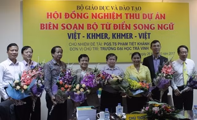 Le vice-ministre de l’Éducation et de la Formation, Bùi Van Ga, félicite le groupe de rédacteurs. Photo: http://giaoducthoidai.vn