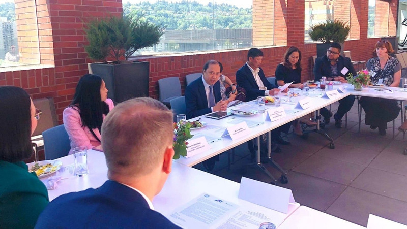 Une vue générale de la table ronde. Photo: thoidai.com.vn