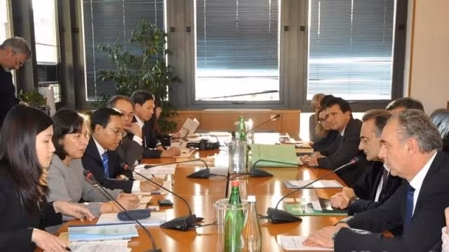 Séance de travail entre la délégation vietnamienne du CC de pilotage de la réforme judiciaire et le Conseil supérieur de la magistrature italien. Photo: VNA.