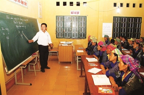 Un cours d’alphabétisation dans le district de Mù Cang Chai, province de Yên Bai (Nord). Photo Trung Kiên/VNA/CVN.