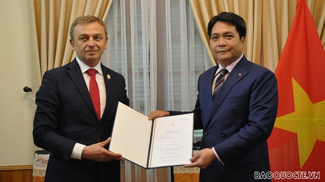 L’ambassadeur Nguyên Viêt Dung, directeur du Département du protocole d’État du Vietnam (à droite) et l’ambassadeur d’Ukraine au Vietnam Gaman Oleksandr. Photo : baoquocte.vn.