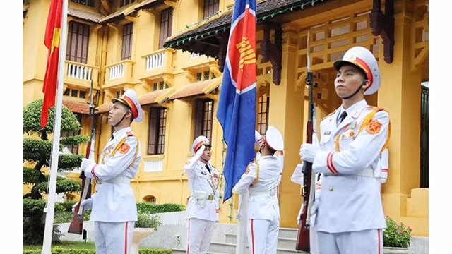 La cérémonie de lever du drapeau de l'ASEAN s'est tenue le 7 août à Hanoi pour marquer le 53e anniversaire de la fondation de l'ASEAN. Photo : VNA.