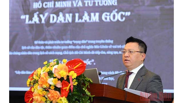 Le rédacteur en chef du Journal Nhân Dân, chef adjoint de la Commission de la Propagande et l’Éducation et président de l’Association des Journalistes du Vietnam, Lê Quôc Minh, s'exprime lors de l'événement. Photo : NDEL.