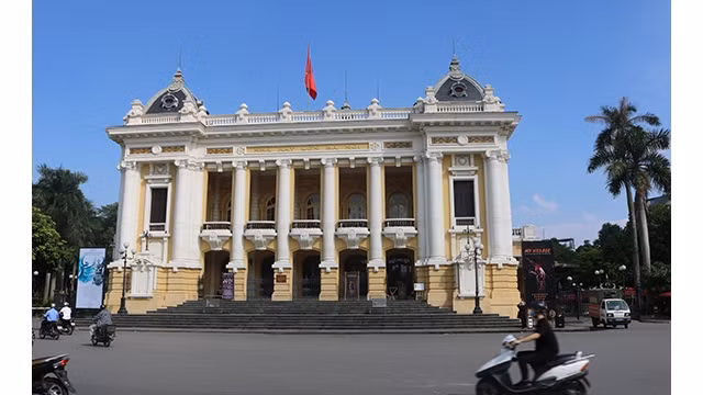 Le drapeau national flotte au vent du soleil d’automne à l'Opéra de Hanoi, témoin historique de la capitale de Hanoi. Photo : Minh Hanh/NDEL.