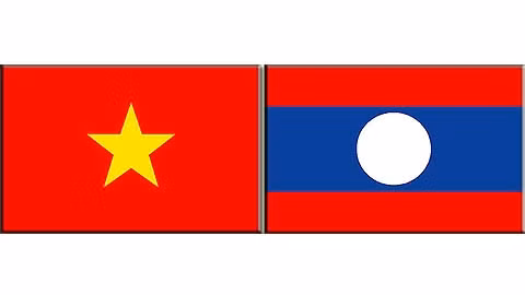 Les drapeaux du Vietnam et du Laos. Photo: NDEL.