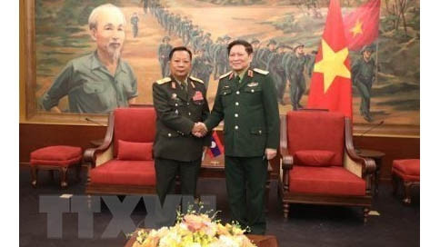 Le général Chansamone Chanyalath, membre du Bureau politique, Vice-Premier ministre et ministre laotien de la Défense (àgauche) et le général Ngô Xuân Lich, ancien membre du Bureau politique et ancien ministre vietnamien de la Défense. Photo : VNA.