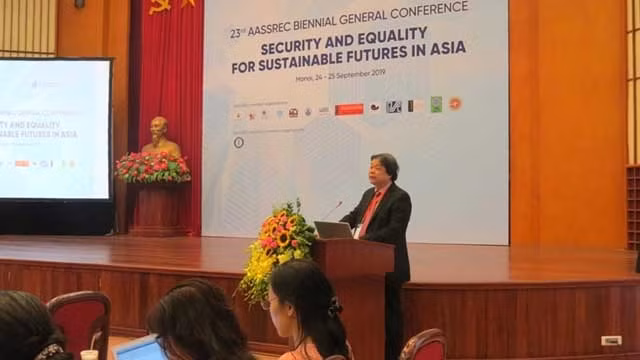 Le professeur-docteur Dang Nguyên Anh, vice-président de l’Académie des Sciences sociales du Vietnam, prend la parole. Photo: hanoimoi.com.vn