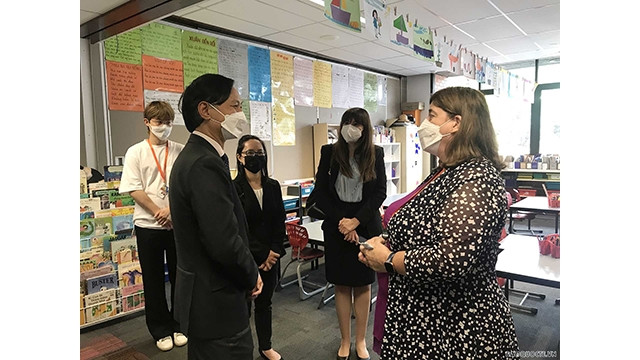 L'ambassadeur Nguyên Tât Thành s'entretient avec des représentants du ministère de l'Éducation de l'État et le directeur de l'école. Photo : baoquocte.vn